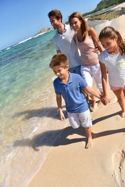 Familie van vier wandelen — Stockfoto