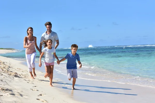 Familia de cuatro caminando — Foto de Stock