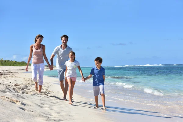 Familie van vier wandelen — Stockfoto