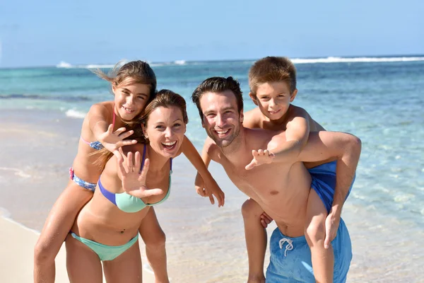 ビーチで陽気な家族 — ストック写真