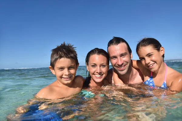 Familia disfrutando nadar —  Fotos de Stock