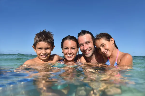 Familie genieten van zwemmen — Stockfoto