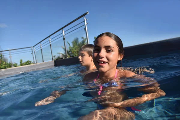 Bambini che giocano in piscina — Foto Stock