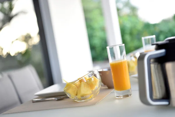 Mesa com copos de suco de frutas — Fotografia de Stock