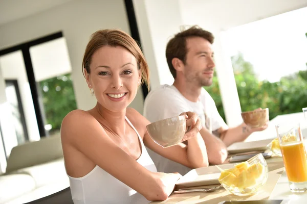 Casal tomando café da manhã juntos — Fotografia de Stock