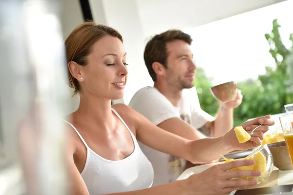 Couple petit déjeuner ensemble — Photo