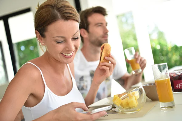 Pareja usando smartphone — Foto de Stock