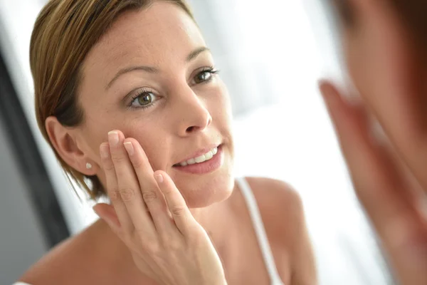 Woman applying facial cream — Stock Photo, Image