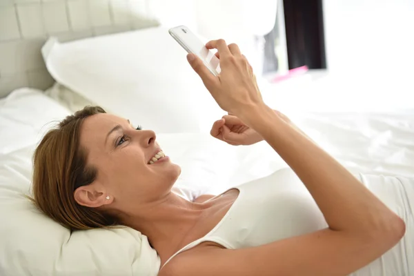 Woman  using smartphone — Stock Photo, Image