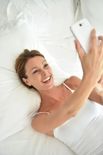 Woman  using smartphone — Stock Photo, Image