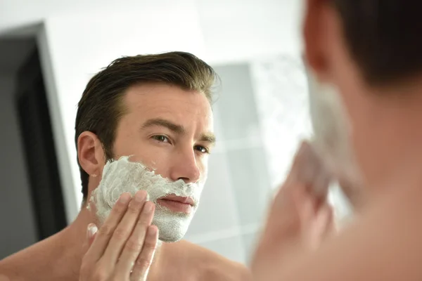 Férfi borotválkozási habbal — Stock Fotó