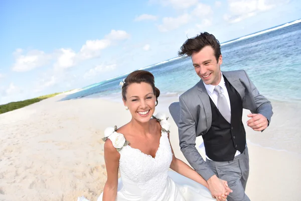 Just married couple running — Stock Photo, Image