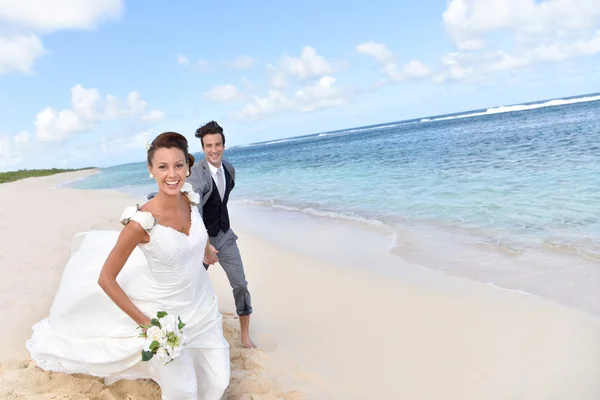 Casal correndo em uma praia caribenha — Fotografia de Stock