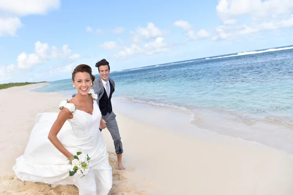 Pareja corriendo en una playa caribeña — Foto de Stock