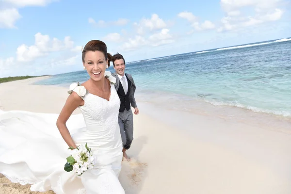 Пара біжить на карибському пляжі — стокове фото