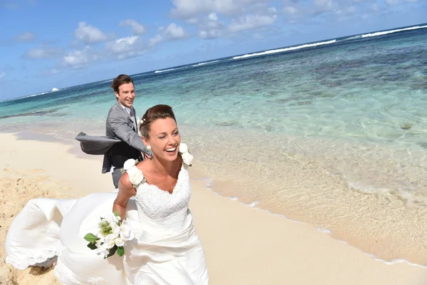 Casal correndo em uma praia caribenha — Fotografia de Stock