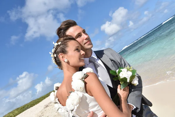 Casal olhando para o horizonte — Fotografia de Stock