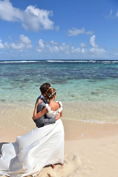 Couple  looking towards the skyline — Stock Photo, Image