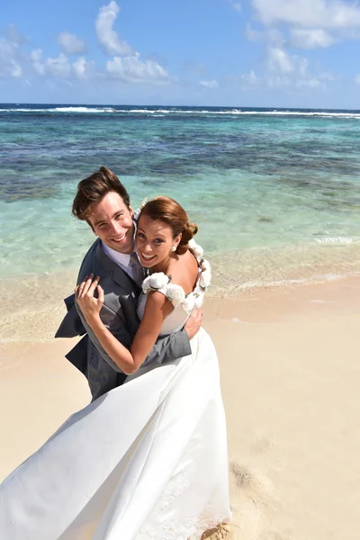 Pareja romántica celebrando la boda —  Fotos de Stock