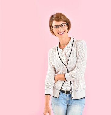 Trendy kız gülümseyerek