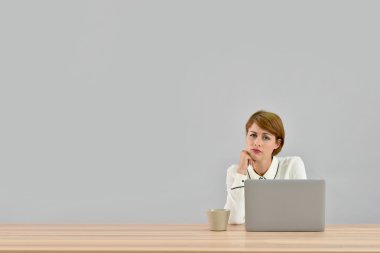 Dizüstü bilgisayar önünde sıkılmış iş kadını