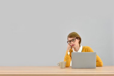 Çalışan kız yorgun laptop önünde