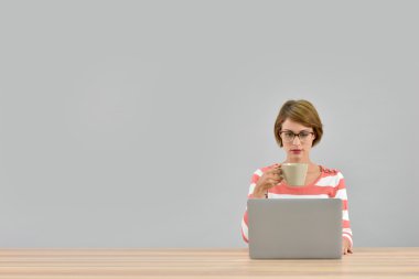 Dizüstü bilgisayar önünde çalışmalarını kadın