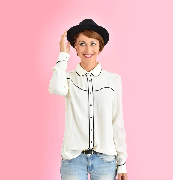 Mujer con sombrero negro de pie — Foto de Stock