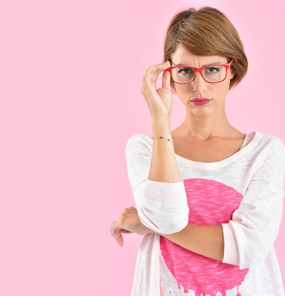 Trendig tjej med röda glasögon på — Stockfoto
