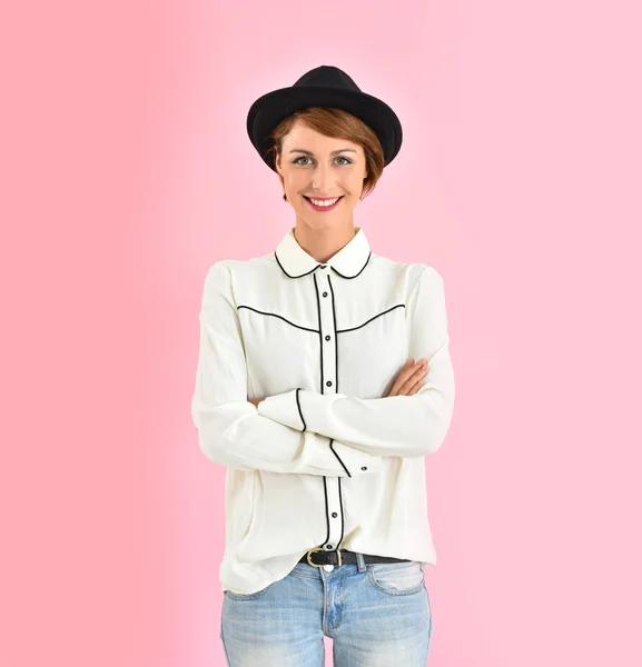 Mujer con sombrero negro de pie —  Fotos de Stock