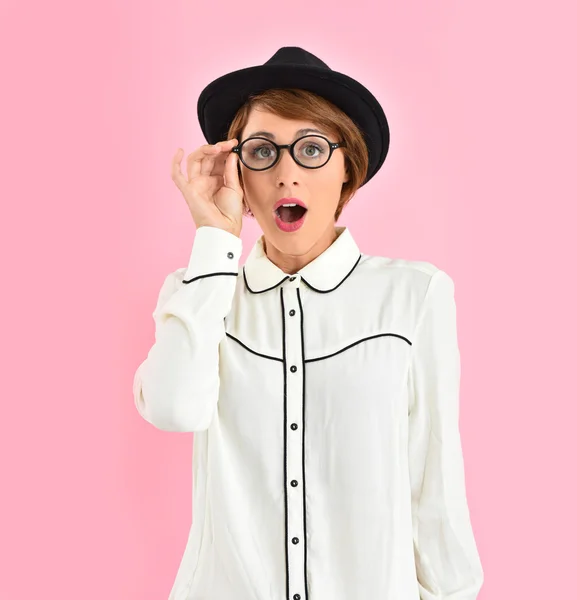 Flickan bär hatt och glasögon — Stockfoto