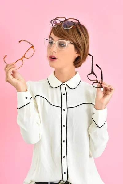 Menina escolhendo óculos — Fotografia de Stock