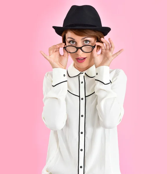 Dziewczyna nosi kapelusz i okulary — Zdjęcie stockowe