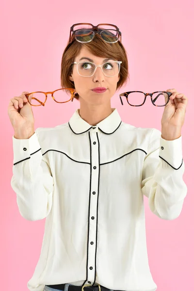 안경을 선택 하는 여자 — 스톡 사진