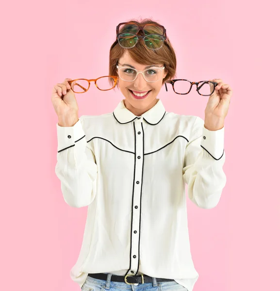 Menina escolhendo óculos — Fotografia de Stock