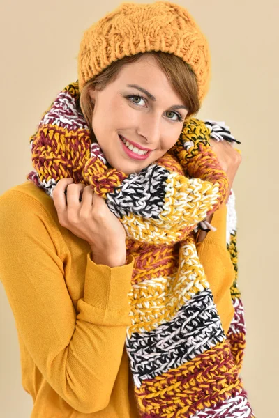 Flicka i vinter outfit poserar — Stockfoto