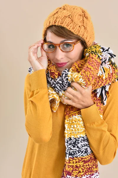 Dziewczyna nosi okulary i akcesoria zimowe — Zdjęcie stockowe