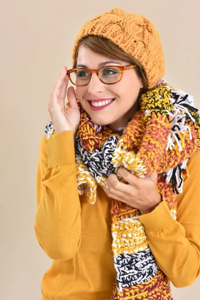 Flickan bär glasögon och vinter tillbehör — Stockfoto