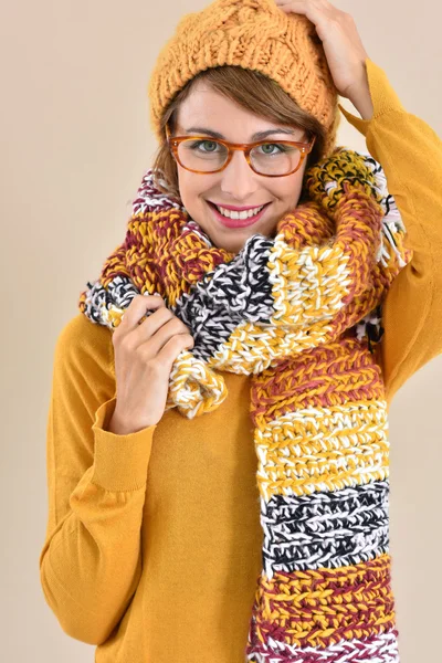 Menina vestindo óculos e acessórios de inverno — Fotografia de Stock