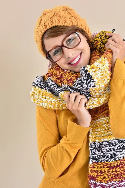 Menina vestindo óculos e acessórios de inverno — Fotografia de Stock