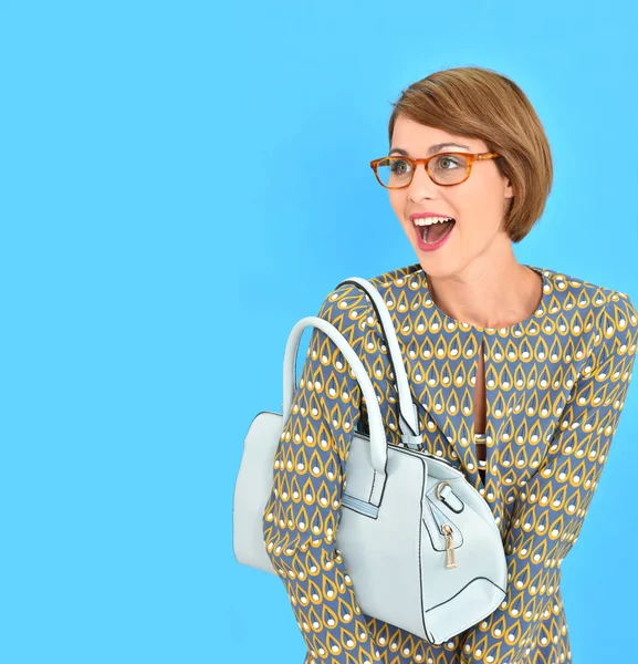 Mädchen mit Brille im Stehen — Stockfoto