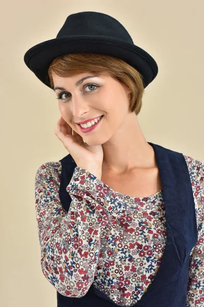 Souriant fille à la mode avec chapeau sur — Photo