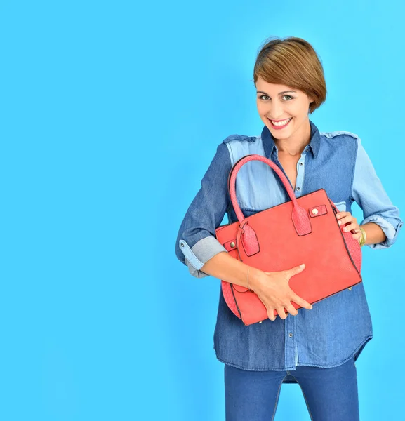 Joven mujer sosteniendo bolsa — Foto de Stock
