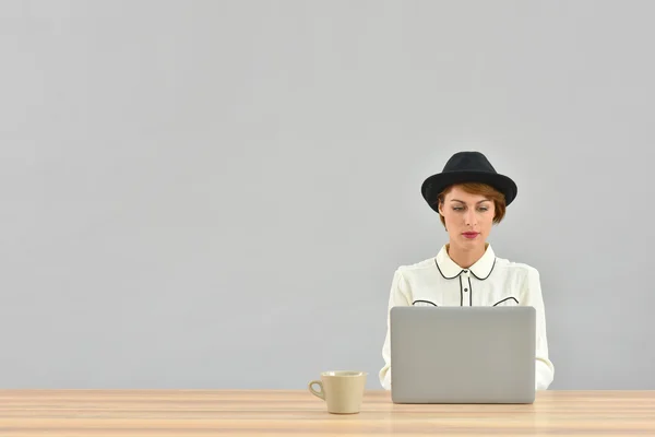 Frau mit schwarzem Hut arbeitet — Stockfoto