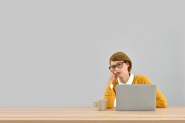 Working girl framför laptop att vara trött — Stockfoto