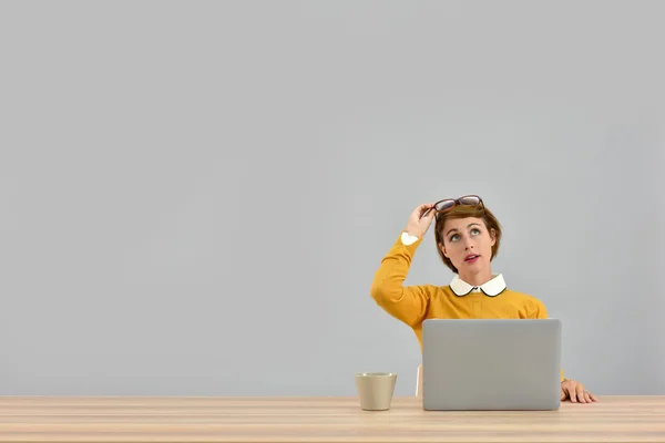 Working girl framför laptop att vara trött — Stockfoto