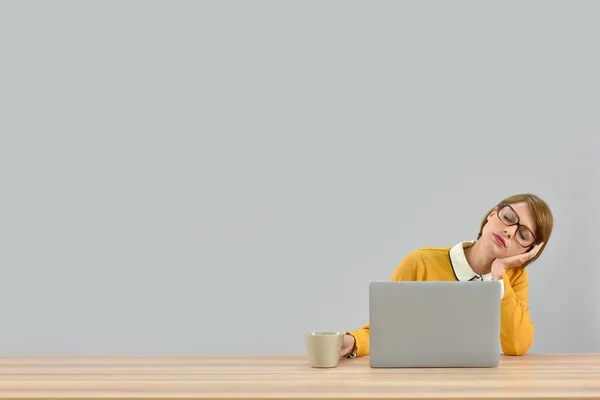 Chica de trabajo en frente de la computadora portátil estar cansado — Foto de Stock