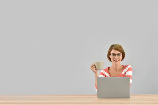 女人在工作中在前面的笔记本电脑 — 图库照片
