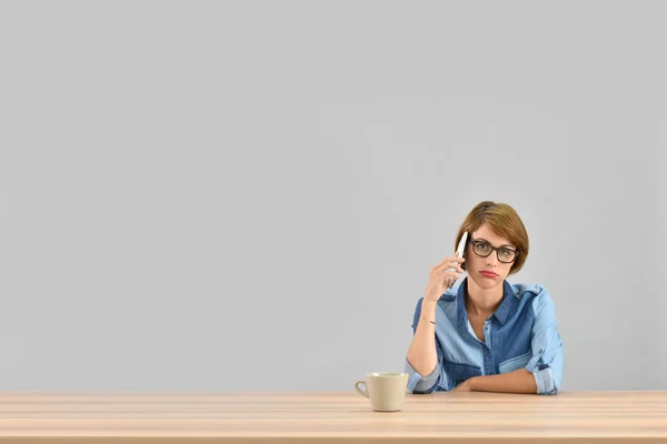 Vrouw wordt geërgerd met gesprek — Stockfoto