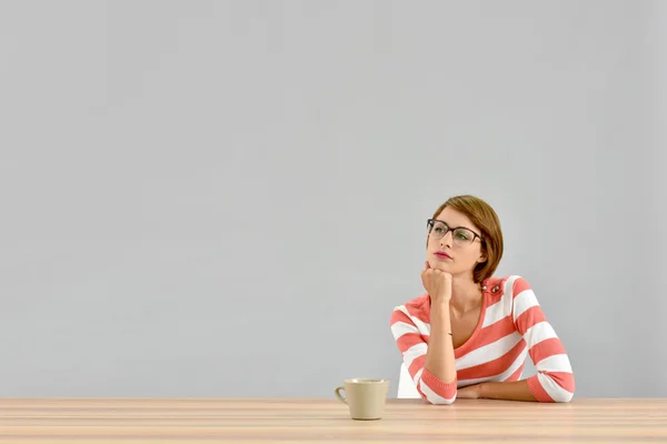 Junge Frau mit nachdenklichem Blick — Stockfoto